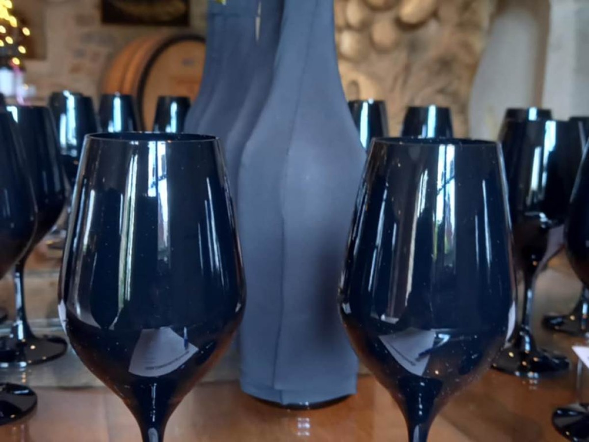 Immersive Experience in Black Glasses - Vignerons Indépendants